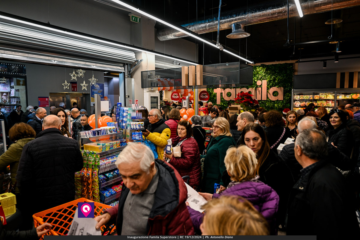 famila superstore ()