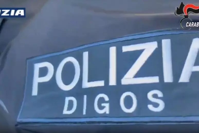 operazione carabinieri digos catanzaro arrest