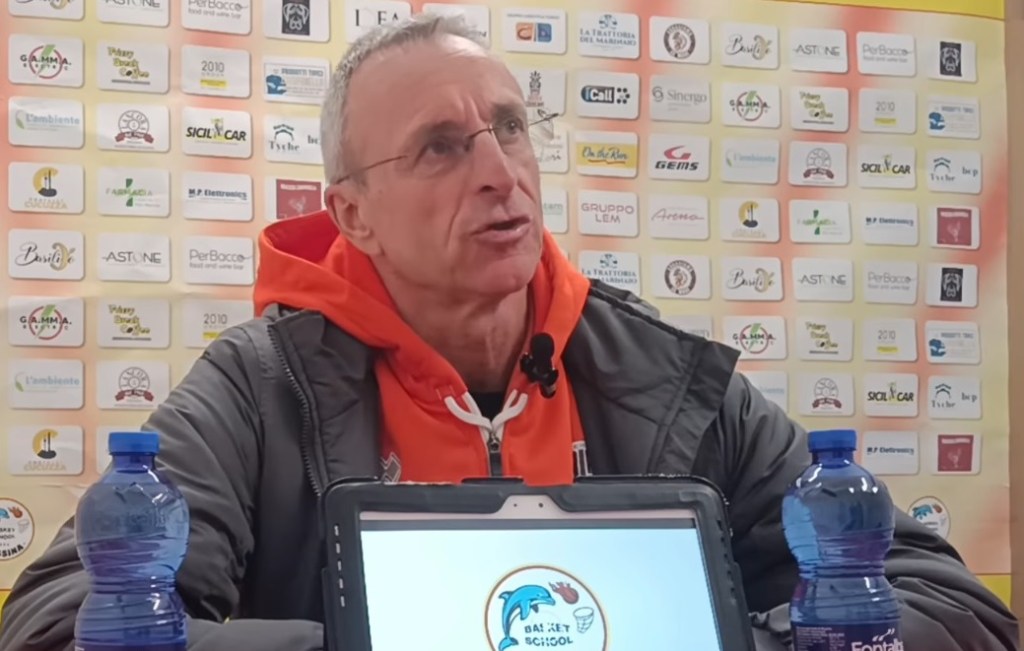 coach giulio cadeo pallacanestro viola palatracuzzi