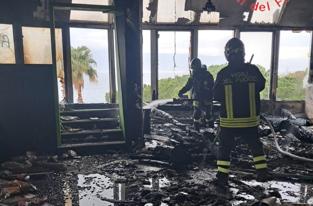 Reggio, Torre Nervi in fiamme: distrutta una sala al terzo piano