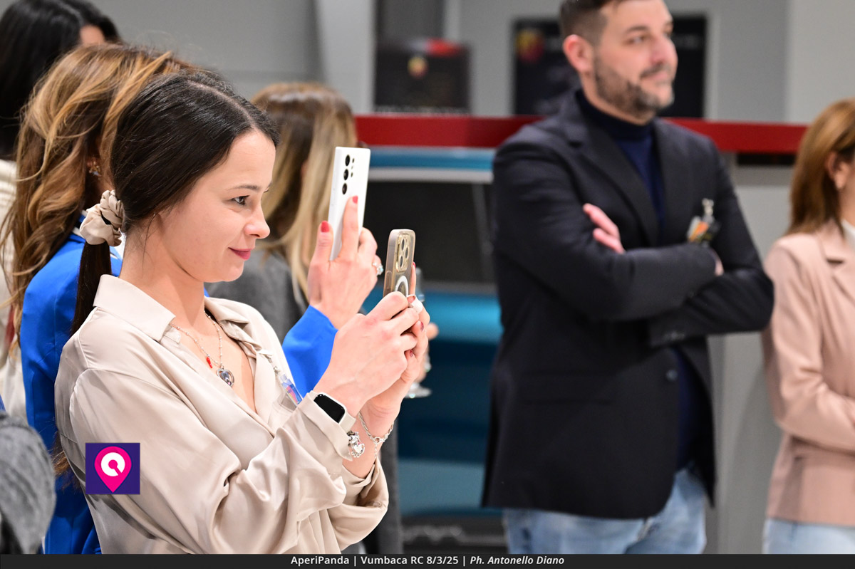 Aperi Panda Vumbaca ()