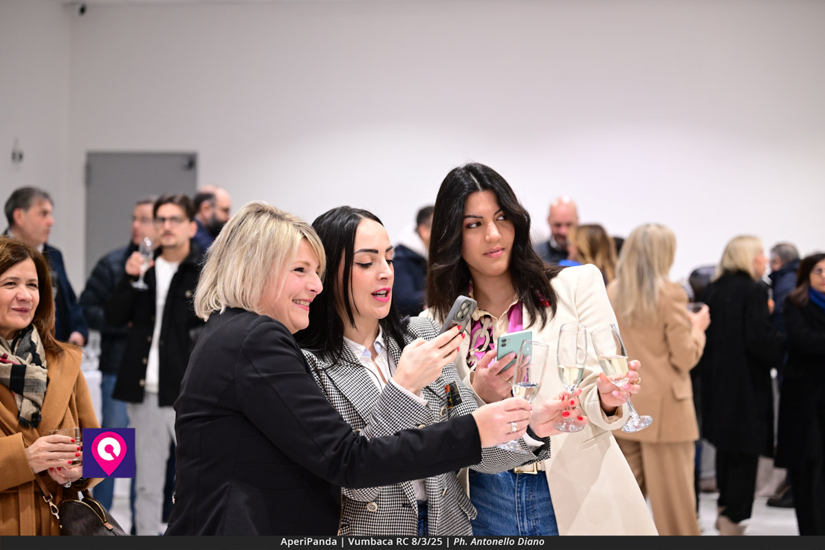 Aperi Panda Vumbaca ()