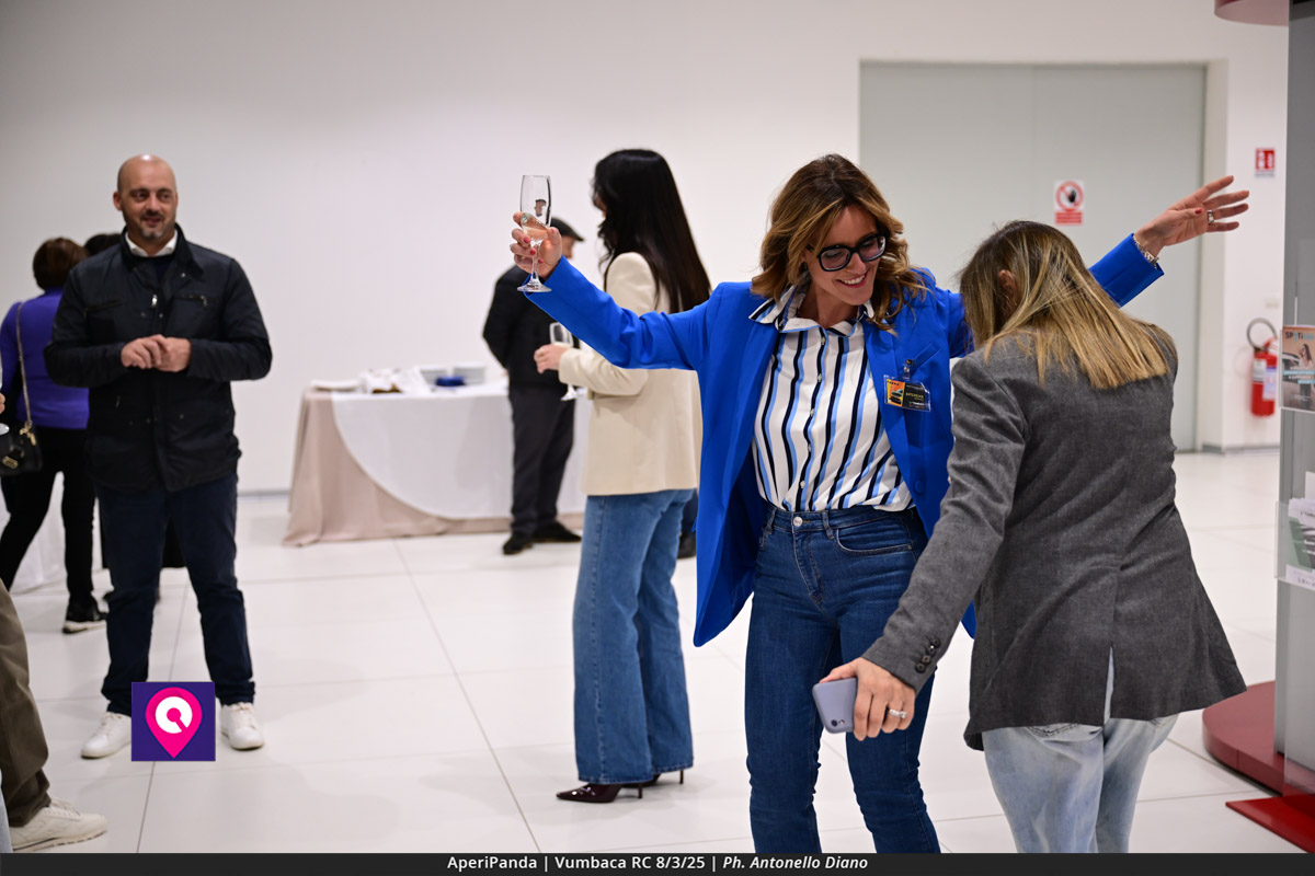 Aperi Panda Vumbaca ()