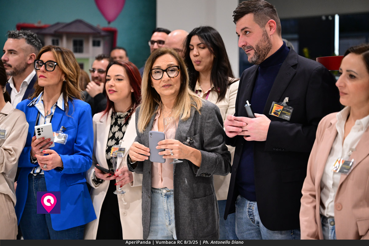 Aperi Panda Vumbaca ()