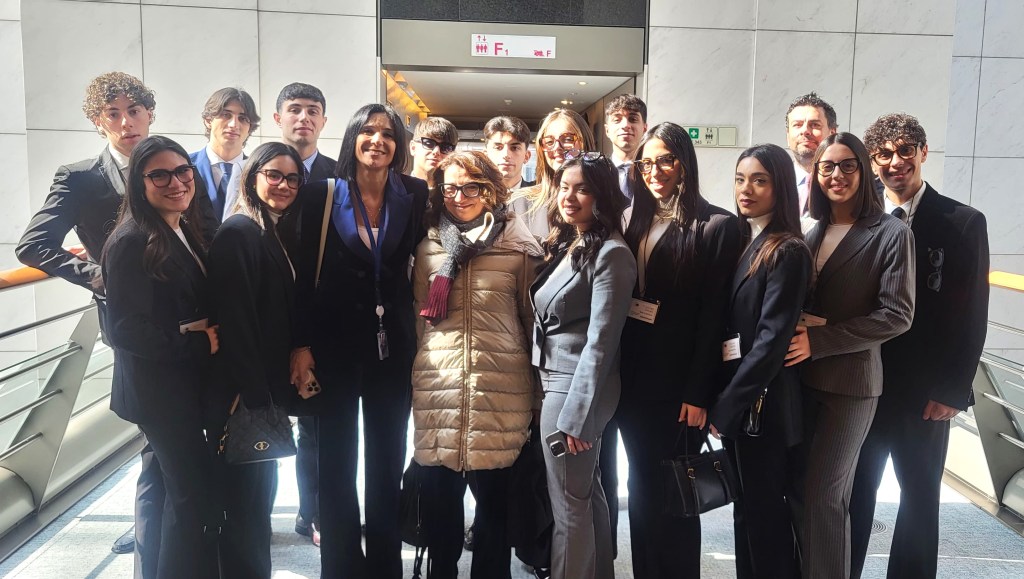 Giusi Princi e giovani studenti a Bruxelles