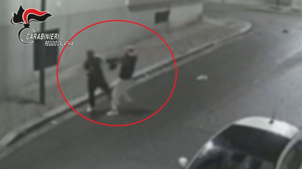 Reggio, tentata rapina finisce nel sangue: arrestato un extracomunitario – VIDEO