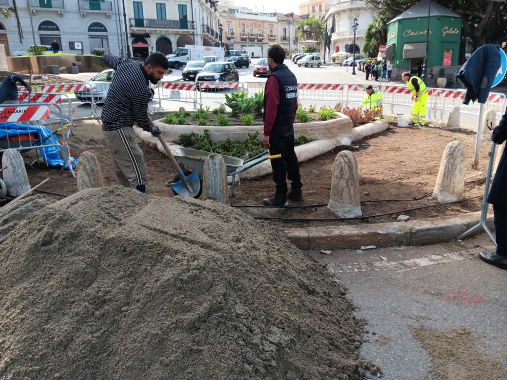 aiuola piazza indipendenza reggio calabria ()
