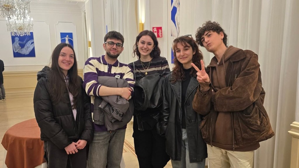 Reggio, l’arte parla ai giovani: successo per l’inaugurazione della mostra ‘Nel Blu’