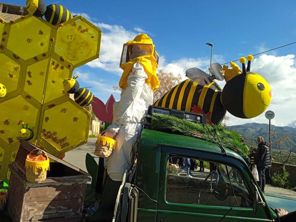 Villa San Giuseppe si colora di giallo, cento api festose svolazzano per le strade – FOTO