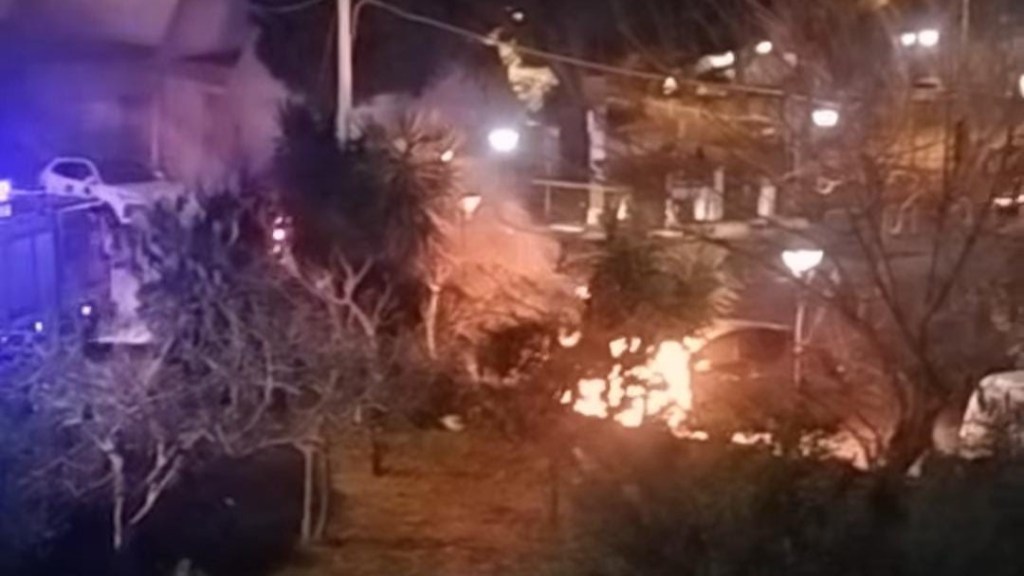 Reggio, auto in fiamme nel parcheggio dell’aeroporto: escluso il dolo