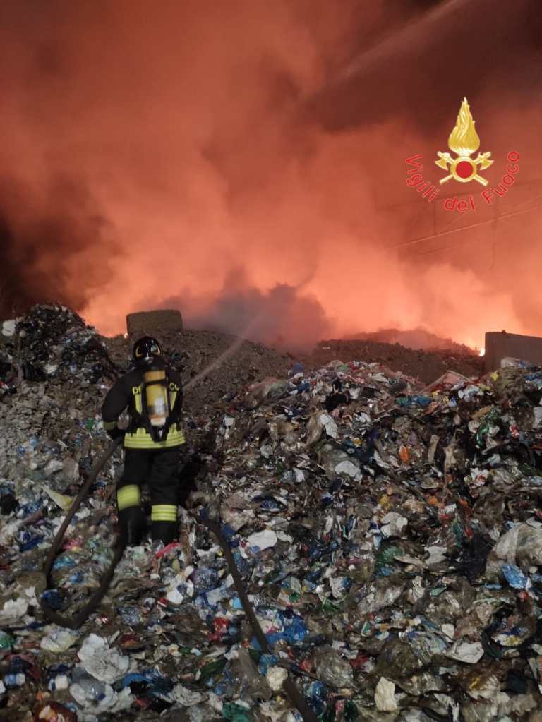 incendio calabria gizzeria vigili fuoco ()