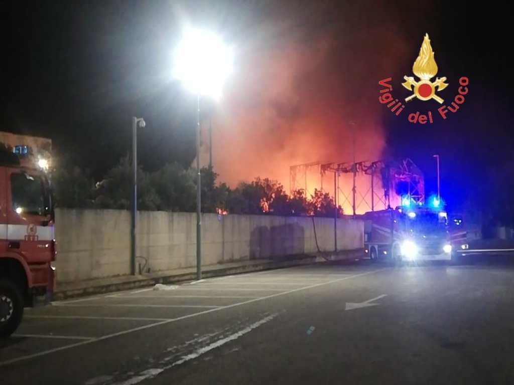 incendio calabria gizzeria vigili fuoco ()