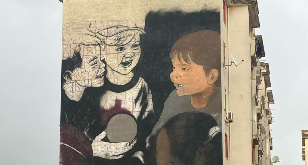 Reggio, ad Arghillà il murales contro il razzismo: arte e inclusione per rigenerare il quartiere