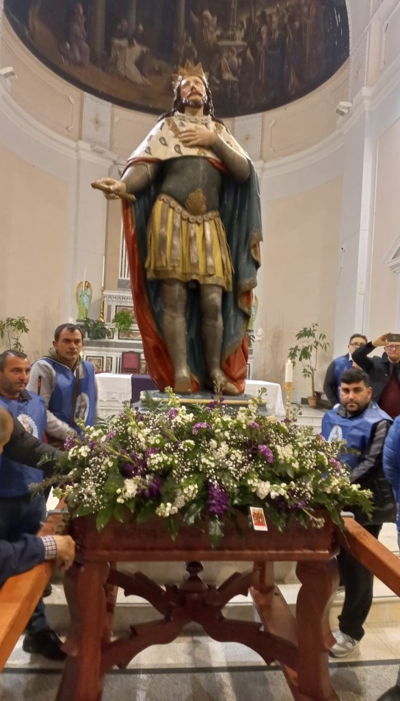 statua restaurata San Ferdinando ()