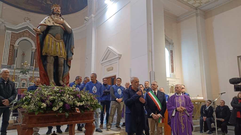 statua restaurata San Ferdinando ()