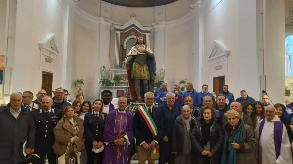 statua restaurata San Ferdinando ()