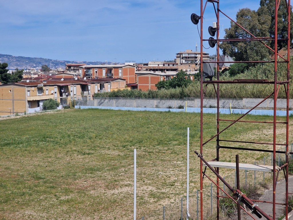 Campo di calcio ad Archi: lavori fermi, il delegato Latella spiega i motivi dello stop
