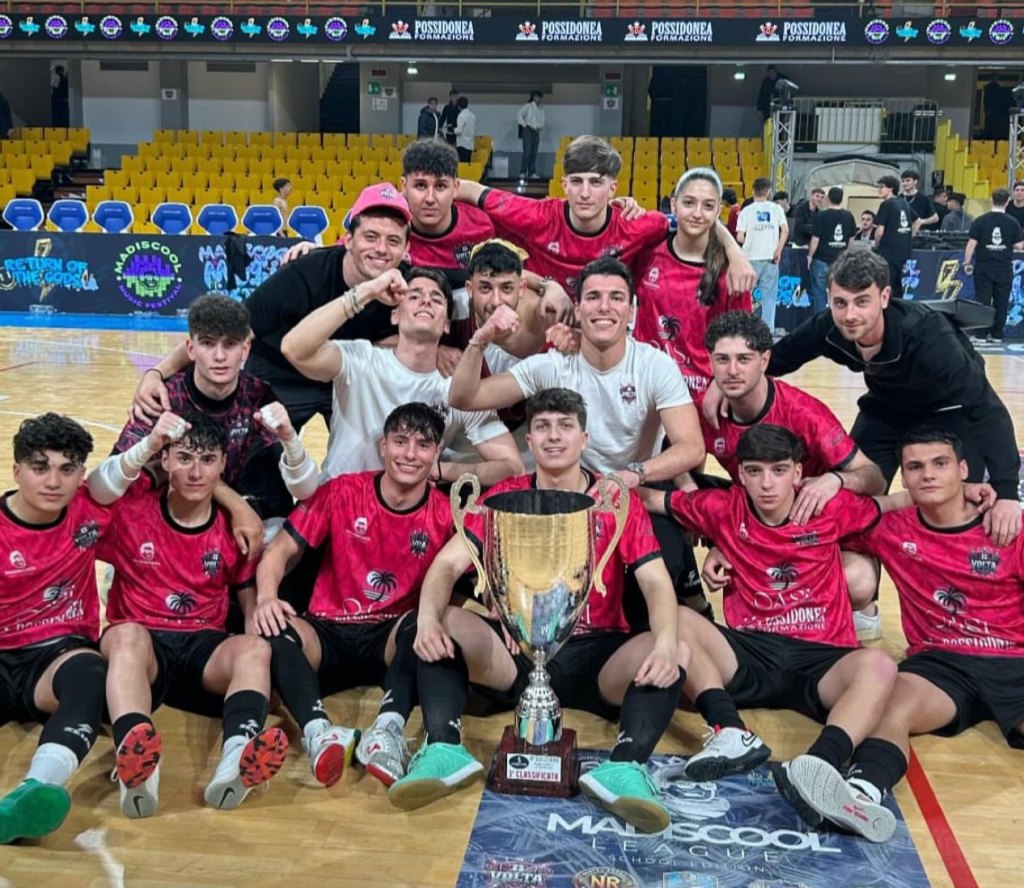 Futura: i tre studenti Squillaci, Diano e Azzarà, con la Coppa al cielo