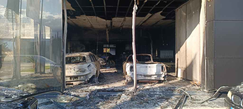 Reggio, incendio doloso in una concessionaria. Lo Papa: ‘Non possiamo abituarci alle fiamme’