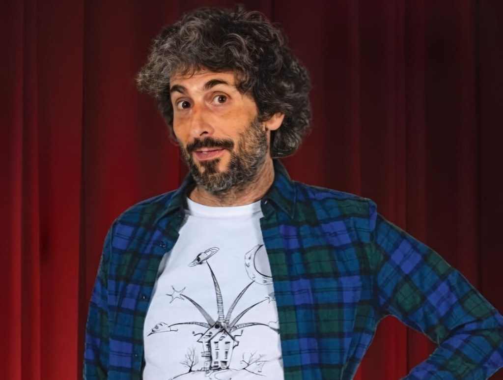‘La mia famiglia e altre volgarità’: il nuovo show di Alberto Farina sbarca a Reggio