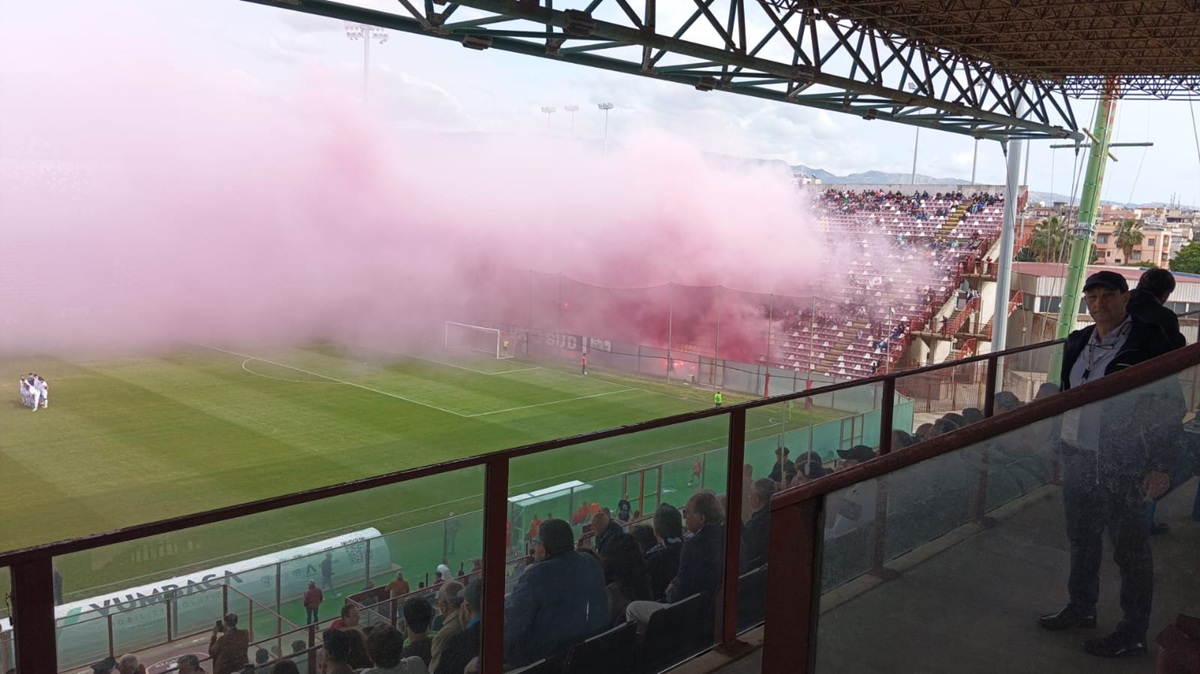 Curva Sud fumogeni
