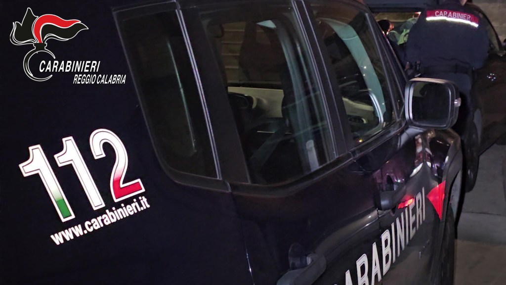 Catona, tenta di liberarsi della droga alla vista dei Carabinieri: 18enne in manette