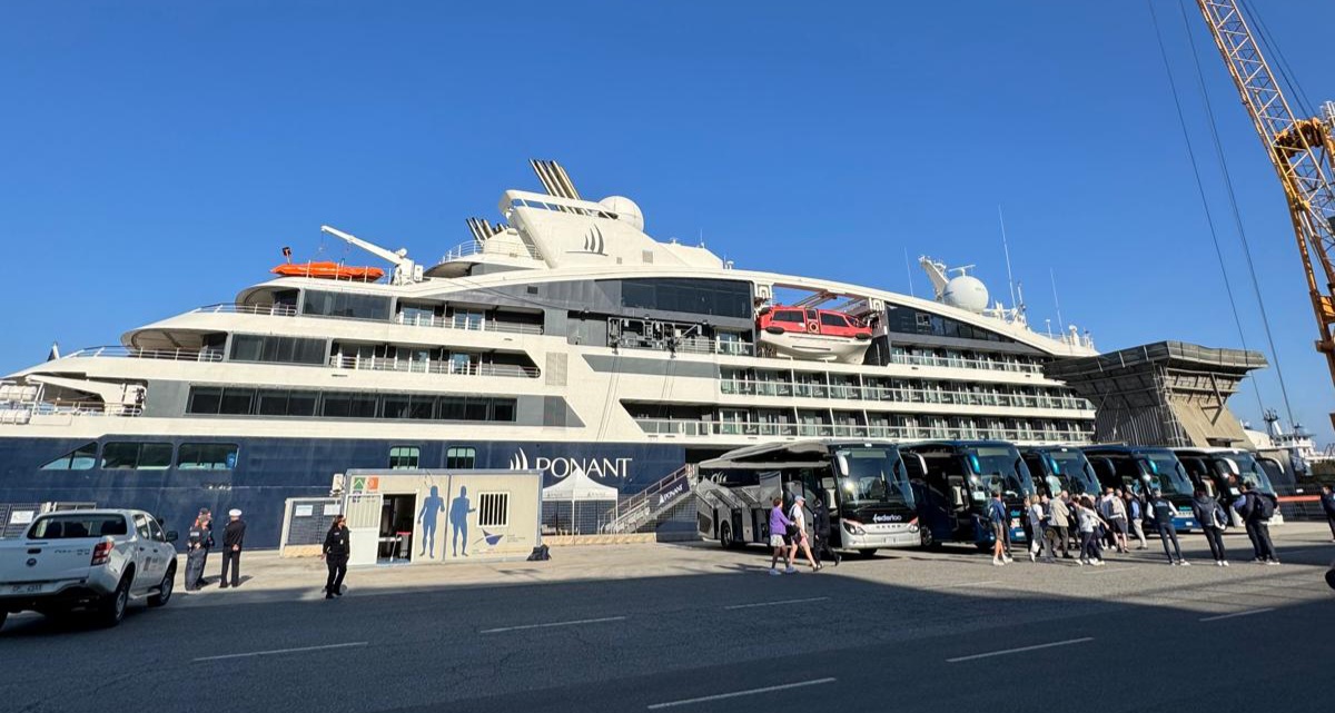Nave crociera ponant dumont