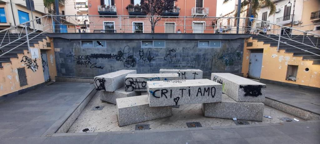 Vandalizzati a Reggio muri e sedute di Piazza Orange