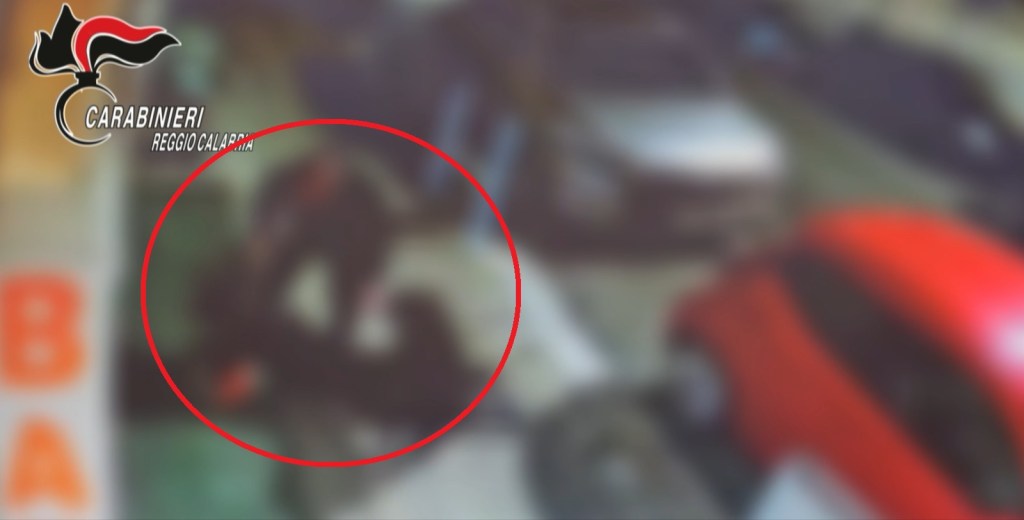 Reggio, aggredisce la compagna in strada per gelosia: scatta il braccialetto elettronico – VIDEO