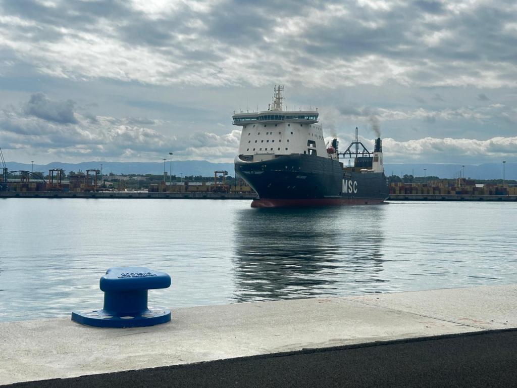 attracco prima nave banchina ponente porto gioia tauro