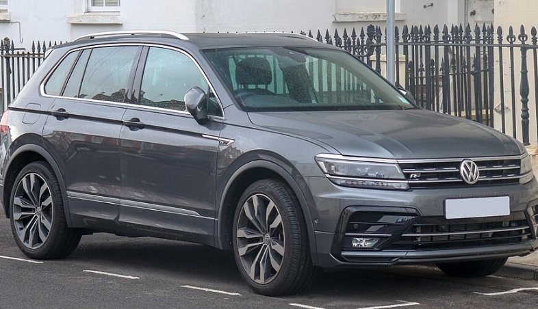 auto tiguan rubata roba donna calabrese