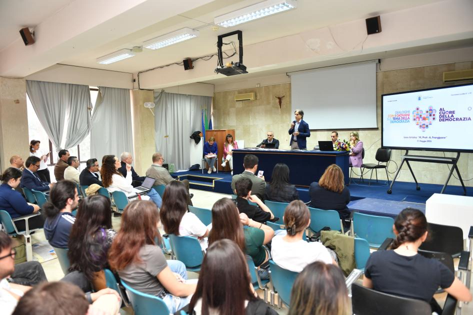 ‘Al cuore della democrazia’: al liceo Preti-Frangipane il confronto tra studenti e istituzioni