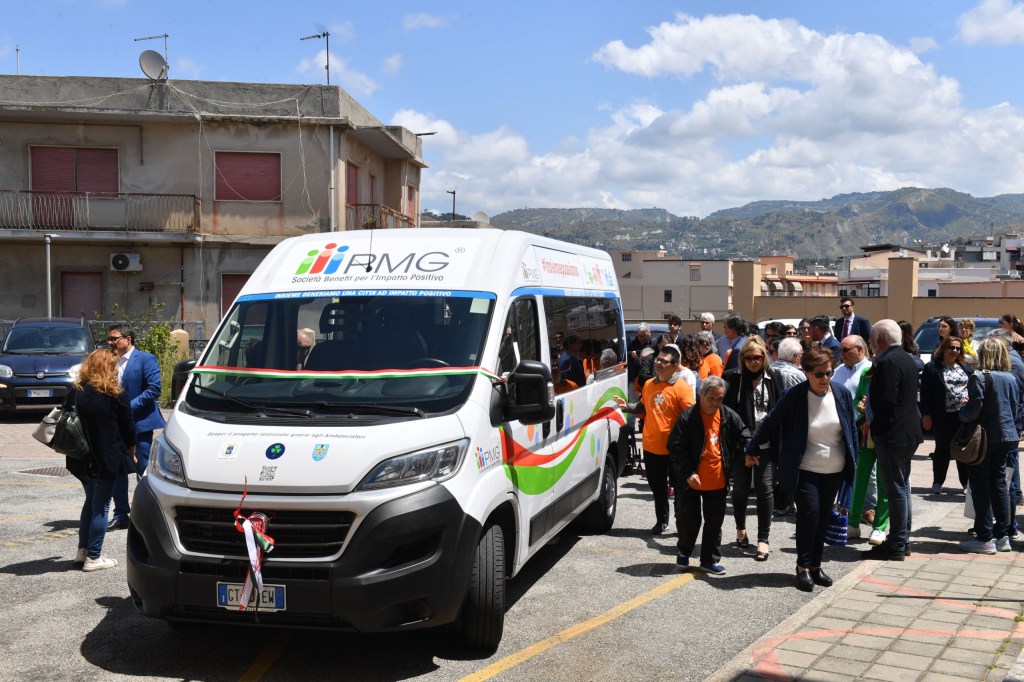 Reggio, consegnato un pulmino per il trasporto di persone con disabilità ad Agi2000 – FOTO