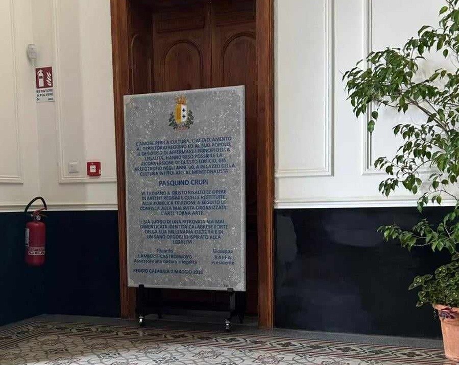 Reggio, l’epigrafe della discordia torna a Palazzo Crupi: nuova collocazione