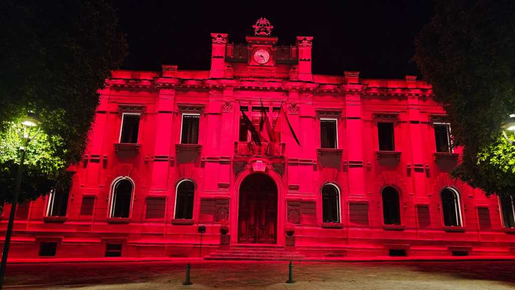 Giornata mondiale della sclerosi multipla: la facciata di Palazzo San Giorgio si colora di rosso