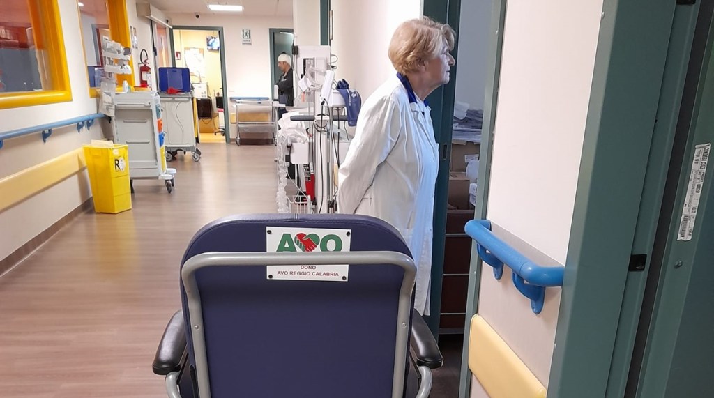 Dono Sedia Rotelle Avo Reggio Neurochirurgia Gom ()