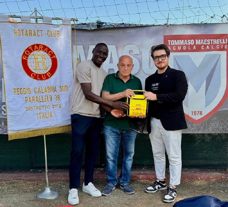 Il Rotaract Club Reggio Calabria Sud Parallelo 38 dona un defibrillatore alla Maestrelli