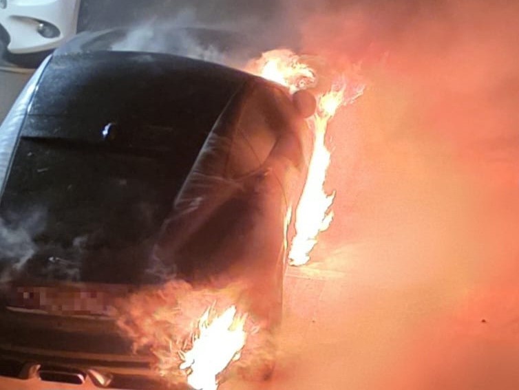 auto jaguar incendio archi ()