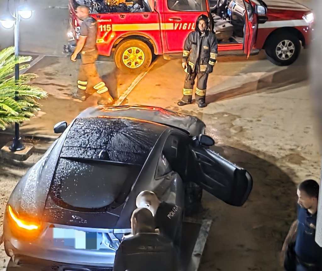 auto jaguar incendio archi ()
