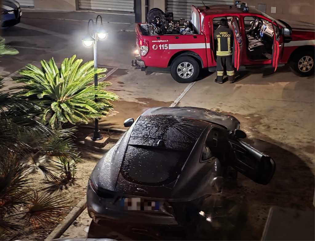 auto jaguar incendio archi ()