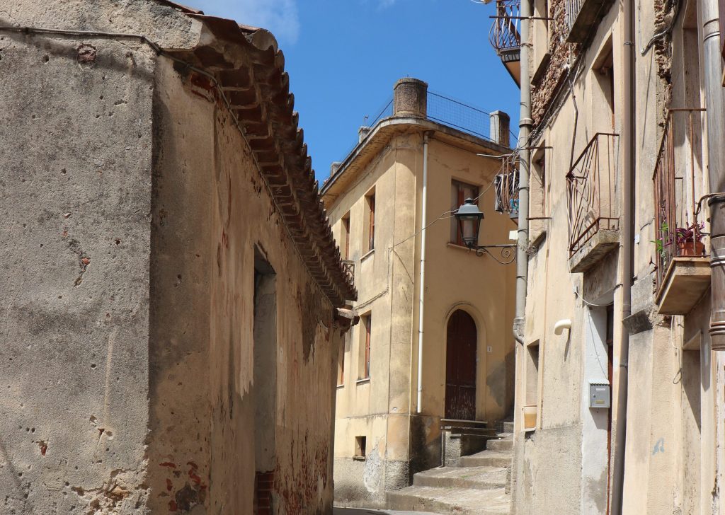 Urban trekking a Monterosso Calabro: camminare per riscoprire bellezza, storia e comunità