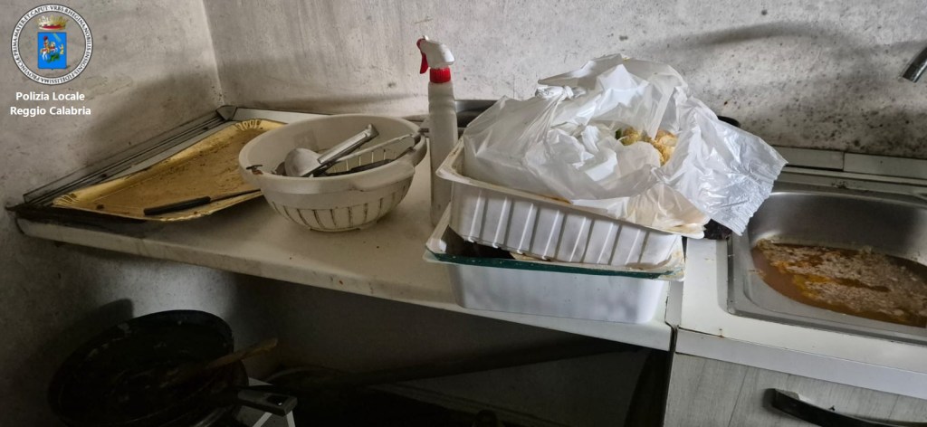 Reggio, chiuso bistrot degli orrori: sequestrato mezzo quintale di pietanze pronte per essere servite – FOTO