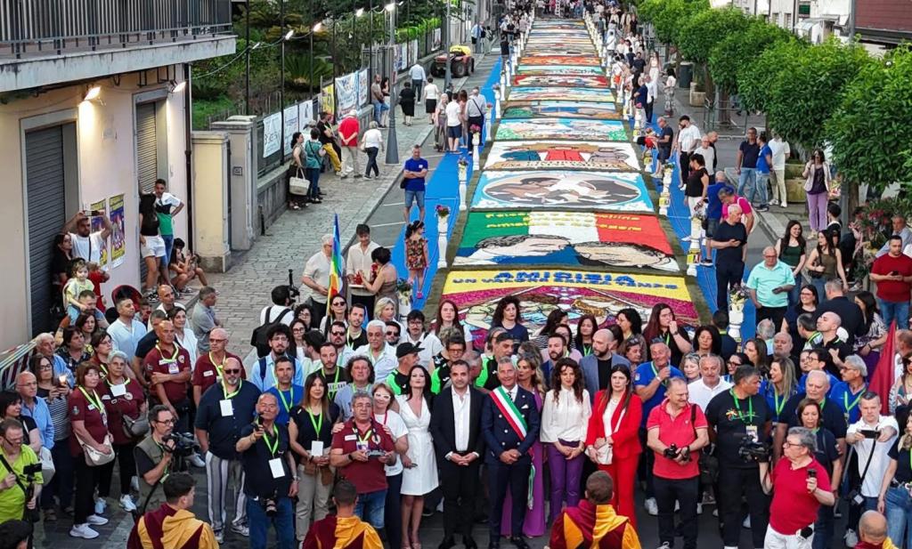 Infiorata di Taurianova 2025: oltre 120mila visitatori per un evento da record