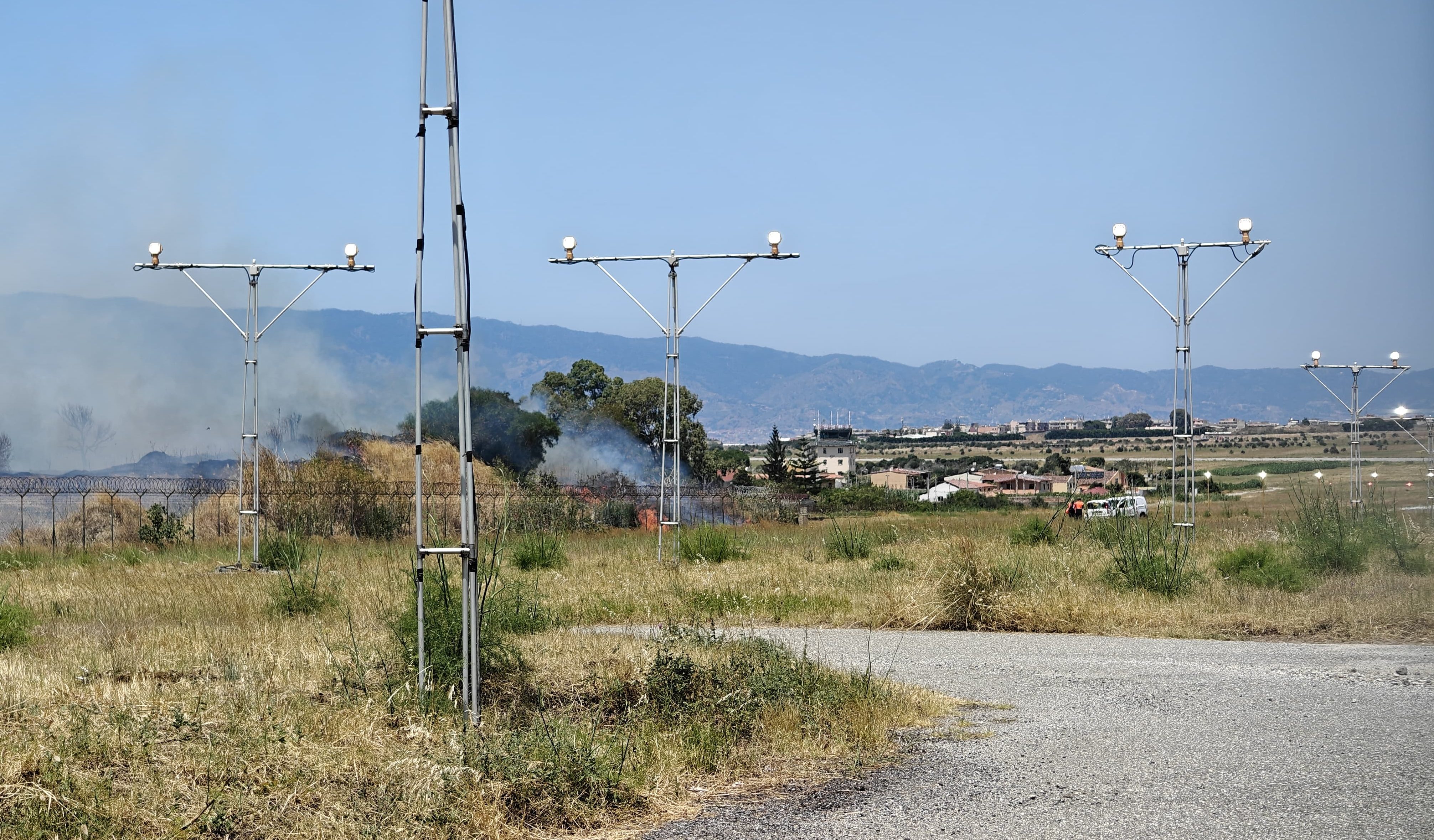 incendio aeroporto pista reggio calabria