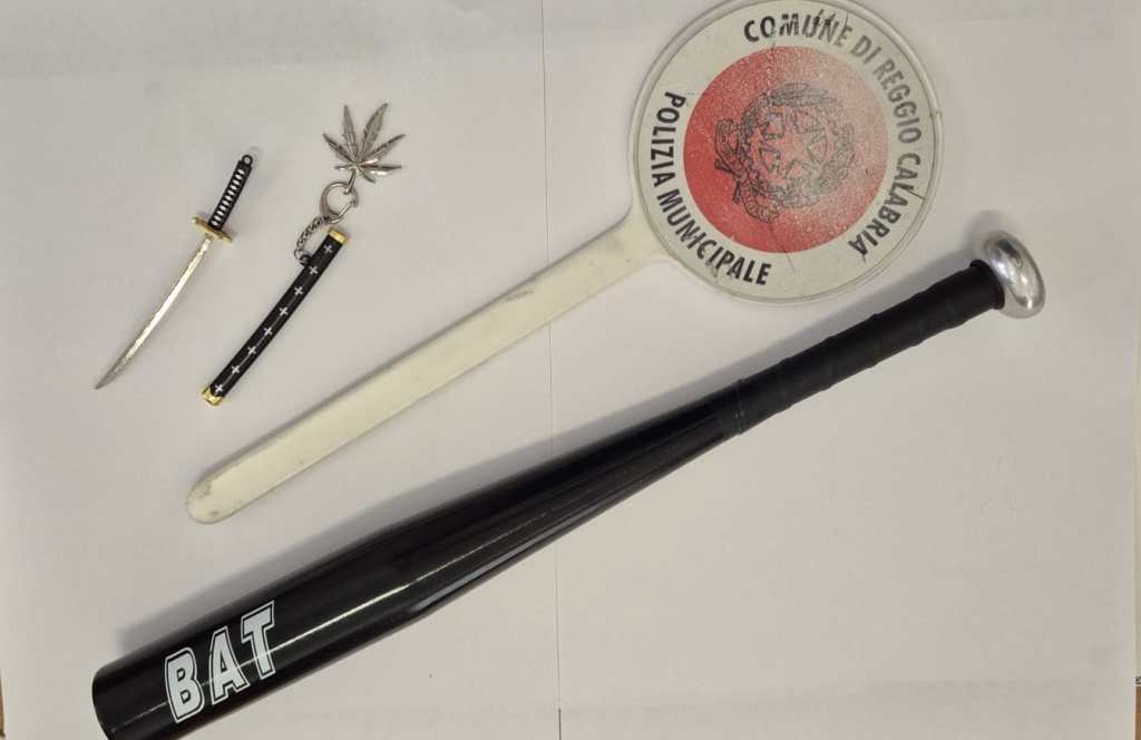 Reggio, lite stradale degenera: minaccia con mazza da baseball, una denuncia
