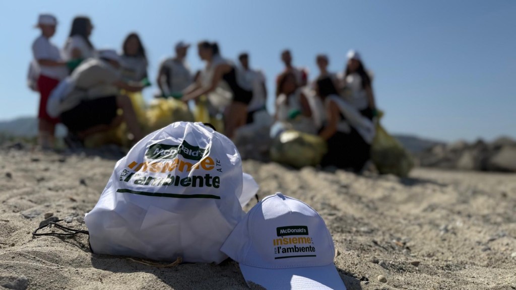 McDonald’s di Reggio: i dipendenti puliscono l’area di Gallico Marina