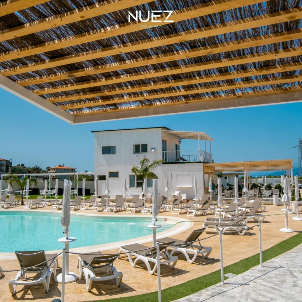 nuez pool e party
