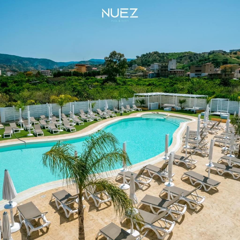 nuez pool e party