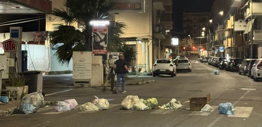 Sbarre Centrali, caos nella notte: rifiuti in mezzo alla strada