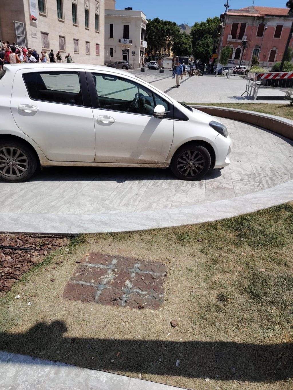 Reggio, inciviltà in centro: auto parcheggiata sopra la fontana di Piazza De Nava
